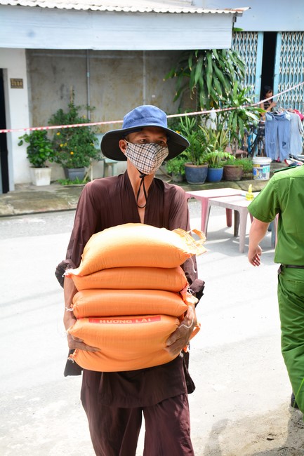 Continuing to support people in need in the Covid-19 pandemic of Hoang Phap Pagoda (series 4)